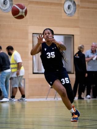 Duesseldorf, Germany, October 1s Deijah Blanks ( 35 Capitol Bascats ) during warm up at the 1. Toyota Damen Basketball Bundesliga game between the Capitol Bascats Duesseldorf and Herner TC at Wekita Sportarena in Duesseldorf 1. Toyota Damen Basketball Bundesliga - Capitol Bascats Duesseld 