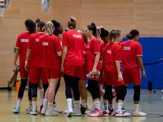 Duesseldorf, Germany, October 1s Herner TC huddle before the 1. Toyota Damen Basketball Bundesliga game between the Capitol Bascats Duesseldorf and Herner TC at Wekita Sportarena in Duesseldorf 1. Toyota Damen Basketball Bundesliga - Capitol Bascats Duesseld 