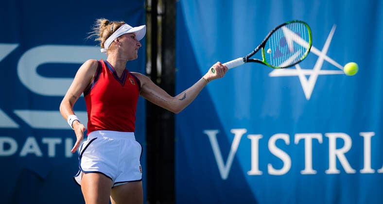 October 1, 2021, CHICAGO, UNITED STATES: Marketa Vondrousova of the Czech Republic in action during the quarter-final of the 2021 Chicago Fall Tennis Classic WTA, Tennis Damen 500 tennis tournament against Danielle Collins of the United States CHICAGO UNITED STATES - ZUMAa181 20211001_zaa_a181_036 Copyright: xRobxPrangex
