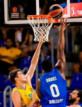 Barcelona s Brandon Davis (R) in action against Berlin s Ben Lammers (L) during the Euroleague Basketball match between Barça Basket and Alba Berlin held at Palau Blaugrana arena, in Barcelona, Spain, 01 October 2021. BARÇA BASKET vs ALBA BERLIN !ACHTUNG: NUR REDAKTIONELLE NUTZUNG!  Copyright: xEnricxFontcubertax GRAF3326 20211001-3cc99748d57ee3f0acd957e997d7809dc55eb6bd