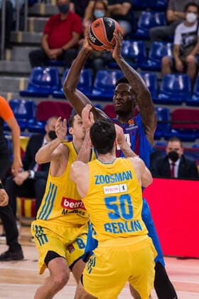 October 1, 2021, Barcelona, Barcelona, Spain: Nigel Hayes-Davis of FC Barcelona, Barca competes with Yovel Zoosman of Alba Berlin during the Turkish Airlines EuroLeague match between FC Barcelona and Alba Berlin at Palau Blaugrana on October 01, 2021 in Barcelona, Spain. Barcelona Spain - ZUMAa181 20211001_zaa_a181_092 Copyright: xJavierxBorregox