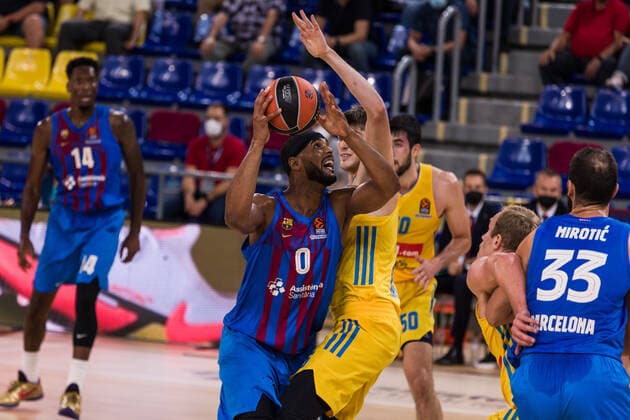 October 1, 2021, Barcelona, Barcelona, Spain: Brandon Davies of FC Barcelona, Barca competes with Ben Lammers of Alba Berlin during the Turkish Airlines EuroLeague match between FC Barcelona and Alba Berlin at Palau Blaugrana on October 01, 2021 in Barcelona, Spain. Barcelona Spain - ZUMAa181 20211001_zaa_a181_096 Copyright: xJavierxBorregox