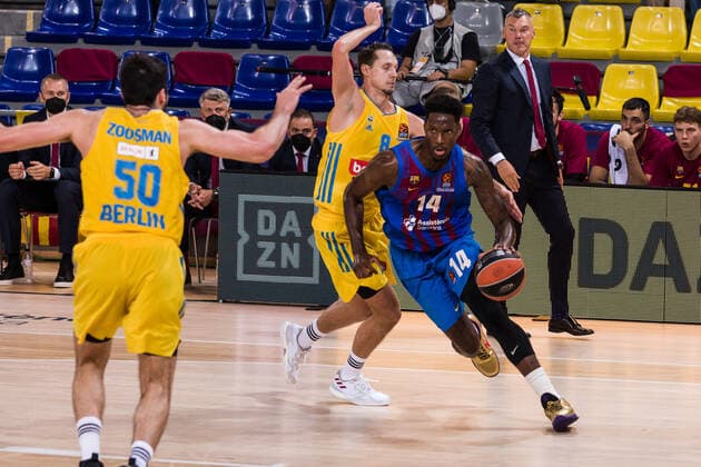 October 1, 2021, Barcelona, Barcelona, Spain: Nigel Hayes-Davis of FC Barcelona, Barca in action against Marcus Eriksson of Alba Berlin during the Turkish Airlines EuroLeague match between FC Barcelona and Alba Berlin at Palau Blaugrana on October 01, 2021 in Barcelona, Spain. Barcelona Spain - ZUMAa181 20211001_zaa_a181_100 Copyright: xJavierxBorregox