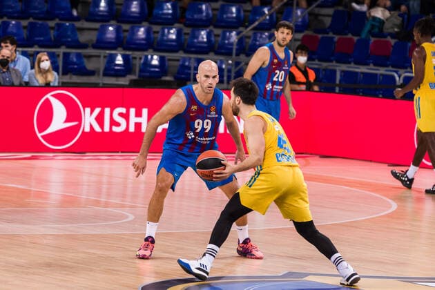 October 1, 2021, Barcelona, Barcelona, Spain: Tamir Blatt of Alba Berlin in action against Nick Calathes of FC Barcelona, Barca during the Turkish Airlines EuroLeague match between FC Barcelona and Alba Berlin at Palau Blaugrana on October 01, 2021 in Barcelona, Spain. Barcelona Spain - ZUMAa181 20211001_zaa_a181_108 Copyright: xJavierxBorregox