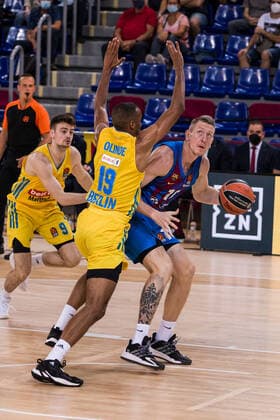 October 1, 2021, Barcelona, Barcelona, Spain: Rolands Smits of FC Barcelona, Barca in action against Louis Olinde of Alba Berlin during the Turkish Airlines EuroLeague match between FC Barcelona and Alba Berlin at Palau Blaugrana on October 01, 2021 in Barcelona, Spain. Barcelona Spain - ZUMAa181 20211001_zaa_a181_116 Copyright: xJavierxBorregox