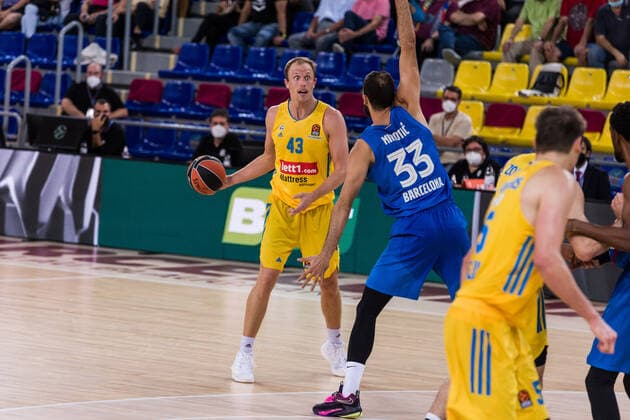 October 1, 2021, Barcelona, Barcelona, Spain: Luke Sikma of Alba Berlin in action during the Turkish Airlines EuroLeague match between FC Barcelona, Barca and Alba Berlin at Palau Blaugrana on October 01, 2021 in Barcelona, Spain. Barcelona Spain - ZUMAa181 20211001_zaa_a181_119 Copyright: xJavierxBorregox