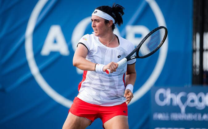 October 1, 2021, CHICAGO, UNITED STATES: Ons Jabeur of Tunisia in action during the quarter-final of the 2021 Chicago Fall Tennis Classic WTA, Tennis Damen 500 tennis tournament against Elina Svitolina of Ukraine CHICAGO UNITED STATES - ZUMAa181 20211001_zaa_a181_139 Copyright: xRobxPrangex