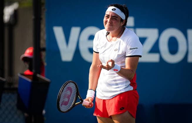 October 1, 2021, CHICAGO, UNITED STATES: Ons Jabeur of Tunisia in action during the quarter-final of the 2021 Chicago Fall Tennis Classic WTA, Tennis Damen 500 tennis tournament against Elina Svitolina of Ukraine CHICAGO UNITED STATES - ZUMAa181 20211001_zaa_a181_141 Copyright: xRobxPrangex