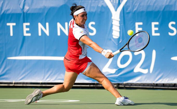 October 1, 2021, CHICAGO, UNITED STATES: Ons Jabeur of Tunisia in action during the quarter-final of the 2021 Chicago Fall Tennis Classic WTA, Tennis Damen 500 tennis tournament against Elina Svitolina of Ukraine CHICAGO UNITED STATES - ZUMAa181 20211001_zaa_a181_142 Copyright: xRobxPrangex