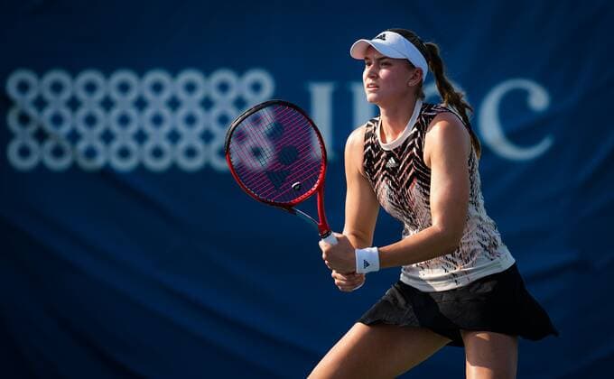 Mandatory Credit: Photo by Rob Prange Shutterstock (12471259cg) Eelena Rybakina of Kazakhstan in action during the quarter-final of the 2021 Chicago Fall Tennis Classic WTA, Tennis Damen 500 tennis tournament Chicago Fall Tennis Classic 2021, Tennis, Chicago, USA - 01 Oct 2021 Chicago Fall Tennis Classic 2021, Tennis, Chicago, USA - 01 Oct 2021  Copyright: xRobxPrange Shutterstockx 12471259cg
