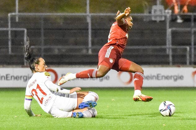 v li Peggy Kuznik FC Köln, 21 , Lineth Beerensteyn FCB 6 , Foul, Foul play, 01 10 2021, Cologne Germany , Football, Flyeralarm Womens Bundesliga, 1 FC Köln FC Bayern München, DFB DFL REGULATIONS PROHIBIT ANY USE OF PHOTOGRAPHS AS IMAGE SEQUENCES AND OR QUASI VIDEO xmhx