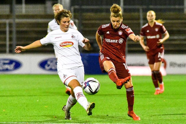 v li Anja Pfluger FC Köln, 20 , Linda Dallmann FCB, 10 , Zweikampf, Duell, duel, tackle, tackling, Dynamik, Action, Aktion, 01 10 2021, Köln Deutschland , Fussball, Flyeralarm Frauen Bundesliga, 1 FC Köln FC Bayern München, DFB DFL REGULATIONS PROHIBIT ANY USE OF PHOTOGRAPHS AS IMAGE SEQUENCES AND OR QUASI VIDEO xmhx