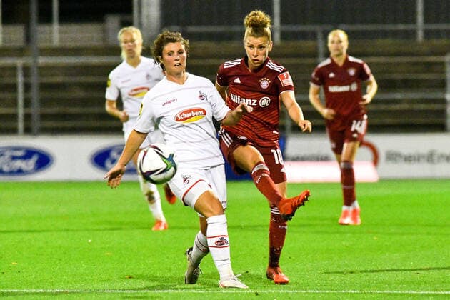 v li Anja Pfluger FC Köln, 20 , Linda Dallmann FCB, 10 , Zweikampf, Duell, duel, tackle, tackling, Dynamik, Action, Aktion, 01 10 2021, Köln Deutschland , Fussball, Flyeralarm Frauen Bundesliga, 1 FC Köln FC Bayern München, DFB DFL REGULATIONS PROHIBIT ANY USE OF PHOTOGRAPHS AS IMAGE SEQUENCES AND OR QUASI VIDEO xmhx