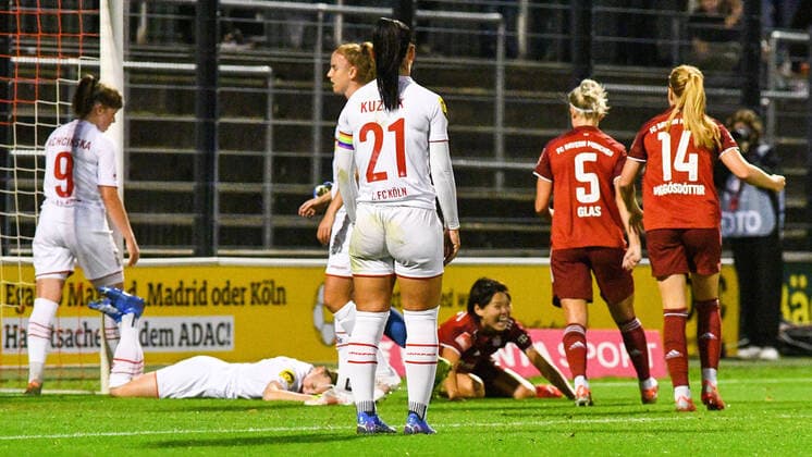 Saki Kumagai FCB, 3, lying on the ground scores the goal to 0 2, hit, goal, action, game scene, 01 10 2021, Cologne Germany , Football, Flyeralarm Frauen Bundesliga, 1 FC Köln FC Bayern München, DFB DFL REGULATIONS PROHIBIT ANY USE OF PHOTOGRAPHS AS IMAGE SEQUENCES AND OR QUASI VIDEO xmhx