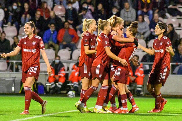 Maximiliane Rall FCB, 8, undercover scores the goal to 0 3, hit, goal, action, game scene, 01 10 2021, Cologne Germany , Football, Flyeralarm Frauen Bundesliga, 1 FC Köln FC Bayern München, DFB DFL REGULATIONS PROHIBIT ANY USE OF PHOTOGRAPHS AS IMAGE SEQUENCES AND OR QUASI VIDEO xmhx