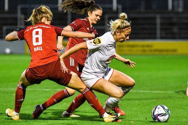 v li Maximiliane Rall FCB, 8 , Sarah Zadrazil FCB, 25 , Sharon Beck FC Köln, 10 , Dreikampf, Duell, duel, tackle, tackling, Dynamik, Action, Aktion, 01 10 2021, Köln Deutschland , Fussball, Flyeralarm Frauen Bundesliga, 1 FC Köln FC Bayern München, DFB DFL REGULATIONS PROHIBIT ANY USE OF PHOTOGRAPHS AS IMAGE SEQUENCES AND OR QUASI VIDEO xmhx