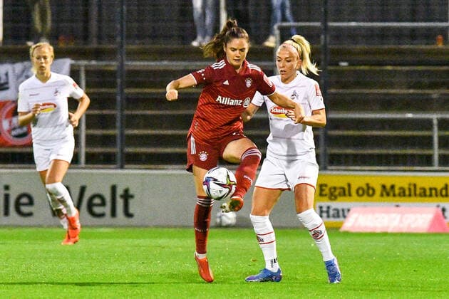 v li Sarah Zadrazil FCB, 25 , Mandy Islacker FC Köln, 8 , Zweikampf, Duell, duel, tackle, tackling, Dynamik, Action, Aktion, 01 10 2021, Köln Deutschland , Fussball, Flyeralarm Frauen Bundesliga, 1 FC Köln FC Bayern München, DFB DFL REGULATIONS PROHIBIT ANY USE OF PHOTOGRAPHS AS IMAGE SEQUENCES AND OR QUASI VIDEO xmhx