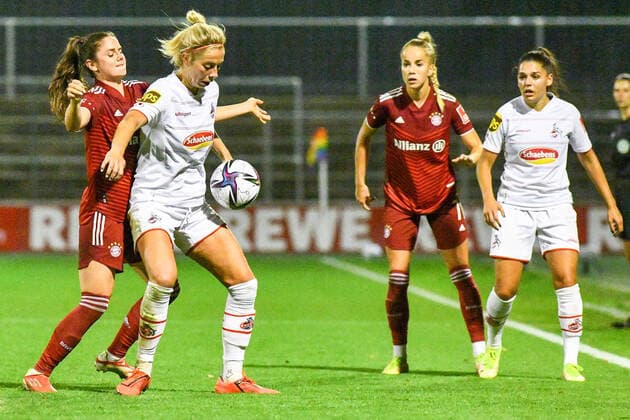 v li Glodis Viggosdottir FCB, 14 , Sharon Beck FC Köln, 10 , Zweikampf, Duell, duel, tackle, tackling, Dynamik, Action, Aktion, 01 10 2021, Köln Deutschland , Fussball, Flyeralarm Frauen Bundesliga, 1 FC Köln FC Bayern München, DFB DFL REGULATIONS PROHIBIT ANY USE OF PHOTOGRAPHS AS IMAGE SEQUENCES AND OR QUASI VIDEO xmhx