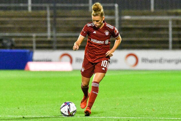 Linda Dallmann FCB, 10 on the ball, game scene, crop, full body, single image, action, 01 10 2021, Cologne Germany , football, Flyeralarm Frauen Bundesliga, 1 FC Köln FC Bayern München, DFB DFL REGULATIONS PROHIBIT ANY USE OF PHOTOGRAPHS AS IMAGE SEQUENCES AND OR QUASI VIDEO xmhx