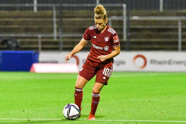 Linda Dallmann FCB, 10 on the ball, game scene, crop, full body, single image, action, 01 10 2021, Cologne Germany , football, Flyeralarm Frauen Bundesliga, 1 FC Köln FC Bayern München, DFB DFL REGULATIONS PROHIBIT ANY USE OF PHOTOGRAPHS AS IMAGE SEQUENCES AND OR QUASI VIDEO xmhx