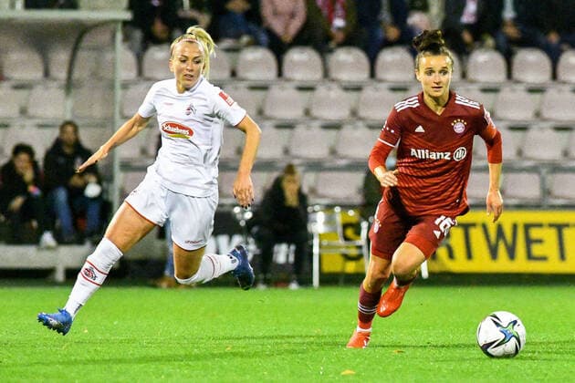 v li Mandy Islacker FC Köln, 8 , Lina Magull FCB, 16 , Zweikampf, Duell, duel, tackle, tackling, Dynamik, Action, Aktion, 01 10 2021, Köln Deutschland , Fussball, Flyeralarm Frauen Bundesliga, 1 FC Köln FC Bayern München, DFB DFL REGULATIONS PROHIBIT ANY USE OF PHOTOGRAPHS AS IMAGE SEQUENCES AND OR QUASI VIDEO xmhx