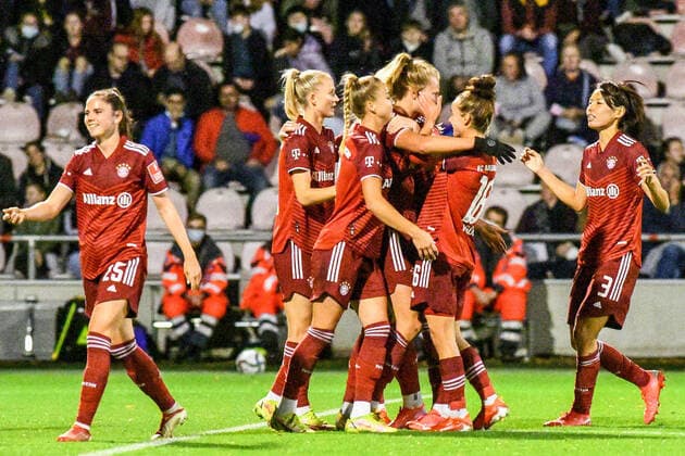 Maximiliane Rall FCB, 8, undercover scores the goal to 0 3, hit, goal, action, game scene, 01 10 2021, Cologne Germany , Football, Flyeralarm Frauen Bundesliga, 1 FC Köln FC Bayern München, DFB DFL REGULATIONS PROHIBIT ANY USE OF PHOTOGRAPHS AS IMAGE SEQUENCES AND OR QUASI VIDEO xmhx