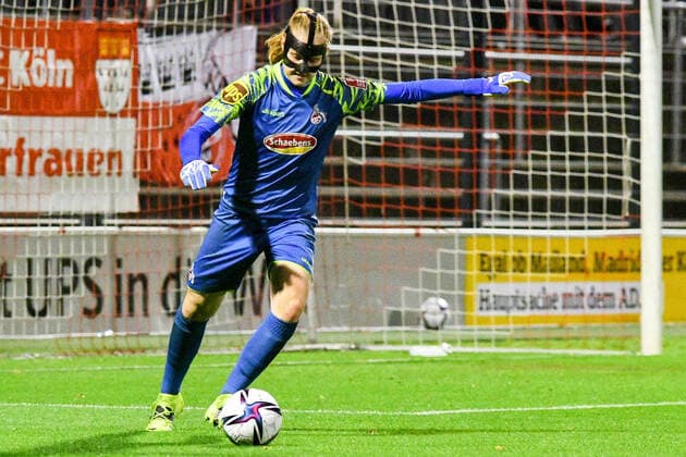 Manon Klett Goalkeeper FC Cologne, 1 on the Ball, Game Scene, Cutout, Full Body, Single Image, Action, 01 10 2021, Cologne Germany , Football, Flyeralarm Frauen Bundesliga, 1 FC Köln FC Bayern München, DFB DFL REGULATIONS PROHIBIT ANY USE OF PHOTOGRAPHS AS IMAGE SEQUENCES AND OR QUASI VIDEO xmhx