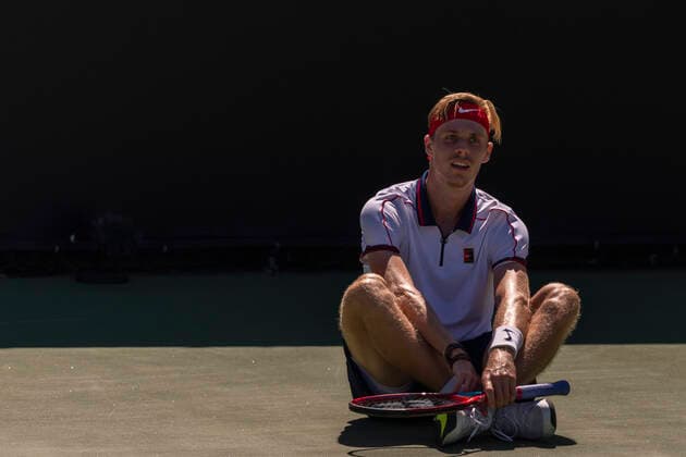 October 1, 2021, San Diego, California, USA: DENIS SHAPOVALOV of Canada takes a rest on the court between serves while competing against Cameron Norrie at the San Diego Open tennis tournament. San Diego USA - ZUMAb202 20211001_znp_b202_003 Copyright: xDavidxBarakx