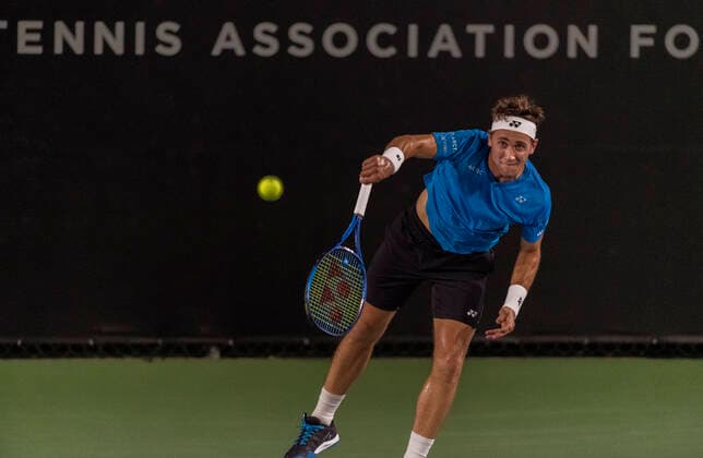 October 1, 2021, San Diego, California, USA: CASPER RUUD of Norway sends the ball back to opponent Lorenzo Sonego of Italy at the San Diego Open tennis tournament. San Diego USA - ZUMAb202 20211001_znp_b202_017 Copyright: xDavidxBarakx