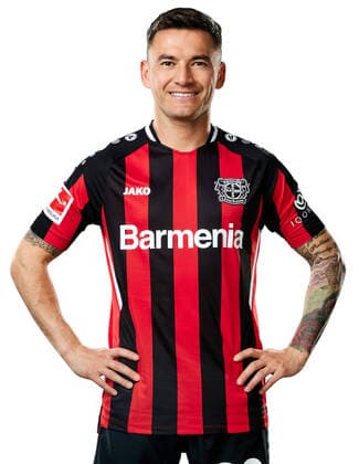 Charles Aranguiz Bayer 04 Leverkusen 1 BL, port date 2021 2022