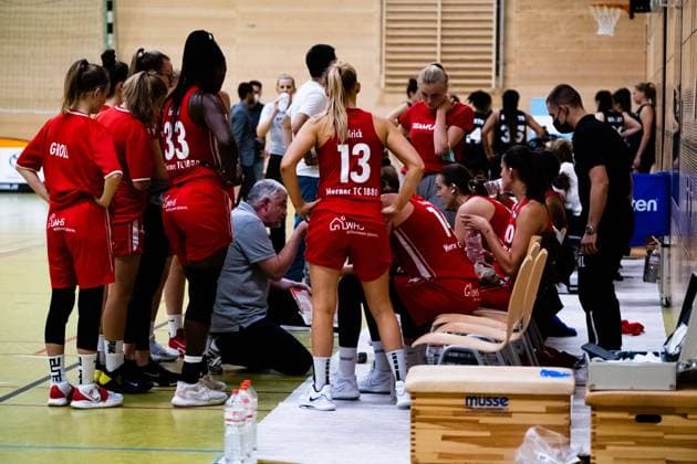 Duesseldorf, Germany, October 1s Herner TC during a break at the 1. Toyota Damen Basketball Bundesliga game between the Capitol Bascats Duesseldorf and Herner TC at Wekita Sportarena in Duesseldorf 1. Toyota Damen Basketball Bundesliga - Capitol Bascats Duesseld 