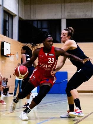 Duesseldorf, Germany, October 1s Nicole Enabosi ( 33 Herner TC ) controls the ball during the 1. Toyota Damen Basketball Bundesliga game between the Capitol Bascats Duesseldorf and Herner TC at Wekita Sportarena in Duesseldorf 1. Toyota Damen Basketball Bundesliga - Capitol Bascats Duesseld 