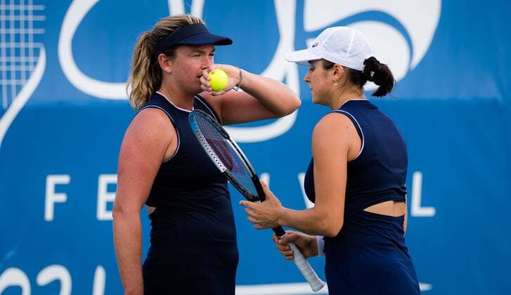 Mandatory Credit: Photo by Rob Prange Shutterstock (12471261a) CoCo Vandeweghe & Caroline Dolehide of the United States in action during the doubles semi-final of the 2021 Chicago Fall Tennis Classic WTA, Tennis Damen 500 tennis tournament Chicago Fall Tennis Classic 2021, Tennis, Chicago, USA - 02 Oct 2021 Chicago Fall Tennis Classic 2021, Tennis, Chicago, USA - 02 Oct 2021  Copyright: xRobxPrange Shutterstockx 12471261a