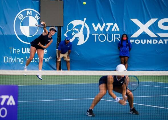 Mandatory Credit: Photo by Rob Prange Shutterstock (12471261m) CoCo Vandeweghe & Caroline Dolehide of the United States in action during the doubles semi-final of the 2021 Chicago Fall Tennis Classic WTA, Tennis Damen 500 tennis tournament Chicago Fall Tennis Classic 2021, Tennis, Chicago, USA - 02 Oct 2021 Chicago Fall Tennis Classic 2021, Tennis, Chicago, USA - 02 Oct 2021  Copyright: xRobxPrange Shutterstockx 12471261m