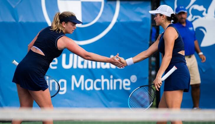 Mandatory Credit: Photo by Rob Prange Shutterstock (12471261h) CoCo Vandeweghe & Caroline Dolehide of the United States in action during the doubles semi-final of the 2021 Chicago Fall Tennis Classic WTA, Tennis Damen 500 tennis tournament Chicago Fall Tennis Classic 2021, Tennis, Chicago, USA - 02 Oct 2021 Chicago Fall Tennis Classic 2021, Tennis, Chicago, USA - 02 Oct 2021  Copyright: xRobxPrange Shutterstockx 12471261h