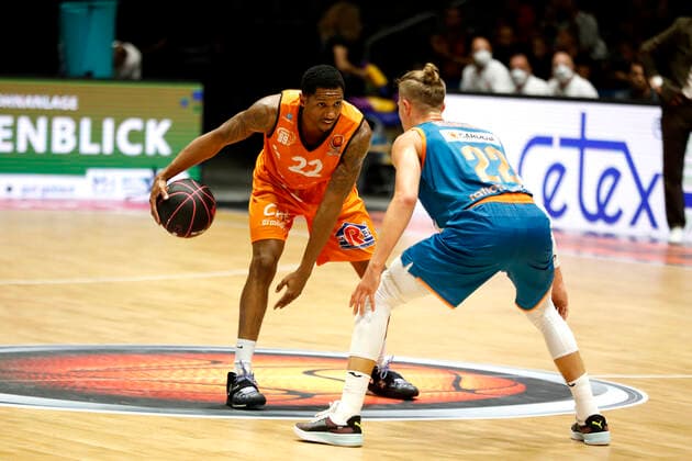 02 10 2021, easyCredit Basketball Bundesliga, Magentasport BBL Cup, 2020 2021 season, men, Chemnitz Niners Ratiopharm Ulm Gerald Robinson, Niners Chemnitz, Thomas Klepeisz, Ratiopharm Ulm Chemnitz Fair Chemnitz Saxony Germany