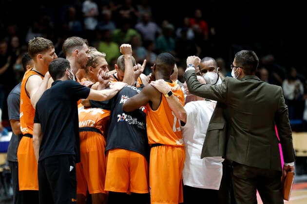 02 10 2021, easyCredit Basketball Bundesliga, Magentasport BBL Cup, 2020 2021 season, men, Chemnitz Niners Ratiopharm Ulm winners cheer after the game Chemnitz Messe Chemnitz Sachsen Germany