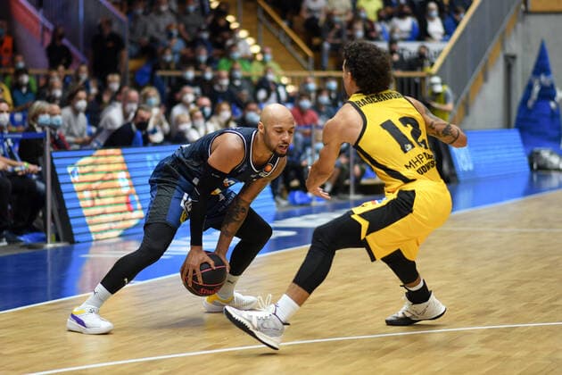 Maurice Stuckey Merlins Crailsheim in a duel with Jonah Radebaugh MHP Riesen Ludwigsburg , GER, HAKRO Merlins Crailsheim vs MHP Riesen Ludwigsburg, 02 10 2021, Round of 16 BBL Pokal, Season 2021 2022 GER, HAKRO Merlins Crailsheim vs MHP Riesen Ludwigsburg, 02 10 2021, Round of 16 BBL Pokal, Season 2021 2022 Crailsheim Copyright: xEibner MichaelxMemmlerx EP_MMR