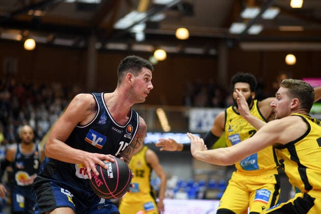 Bogdan Radosavljevic Merlins Crailsheim in a duel with David Walker MHP Riesen Ludwigsburg , GER, HAKRO Merlins Crailsheim vs MHP Riesen Ludwigsburg, 02 10 2021, Round of 16 BBL Cup, Season 2021 2022 GER, HAKRO Merlins Crailsheim vs MHP Riesen Ludwigsburg, 02 10 2021, Round of 16 BBL Cup, Season 2021 2022 Crailsheim Copyright: xEibner MichaelxMemmlerx EP_MMR