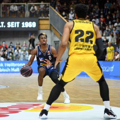 T J Shorts Merlins Crailsheim in a duel with Yoeli Childs MHP Riesen Ludwigsburg , GER, HAKRO Merlins Crailsheim vs MHP Riesen Ludwigsburg, 02 10 2021, Round of 16 BBL Pokal, Spielzeit 2021 2022 GER, HAKRO Merlins Crailsheim vs MHP Riesen Ludwigsburg, 02 10 2021, Round of 16 BBL Pokal, Spielzeit 2021 2022 Crailsheim Copyright: xEibner MichaelxMemmlerx EP_MMR