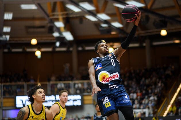 T J Shorts Merlins Crailsheim at the basket, GER, HAKRO Merlins Crailsheim vs MHP Riesen Ludwigsburg, 02 10 2021, Round of 16 BBL Cup, Season 2021 2022 GER, HAKRO Merlins Crailsheim vs MHP Riesen Ludwigsburg, 02 10 2021, Round of 16 BBL Cup, Season 2021 2022 Crailsheim Copyright: xEibner MichaelxMemmlerx EP_MMR