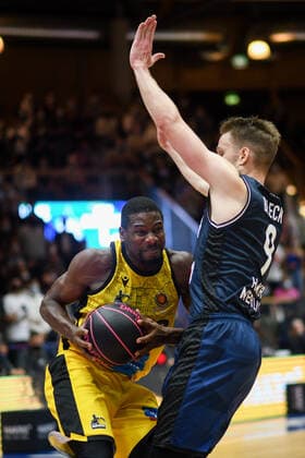 Yorman Polas Bartolo MHP Riesen Ludwigsburg in a duel with Fabian Bleck Merlins Crailsheim , GER, HAKRO Merlins Crailsheim vs MHP Riesen Ludwigsburg, 02 10 2021, Round of 16 BBL Cup, Season 2021 2022 GER, HAKRO Merlins Crailsheim vs MHP Riesen Ludwigsburg, 02 10 2021, Round of 16 BBL Cup, Season 2021 2022 Crailsheim Copyright: xEibner MichaelxMemmlerx EP_MMR