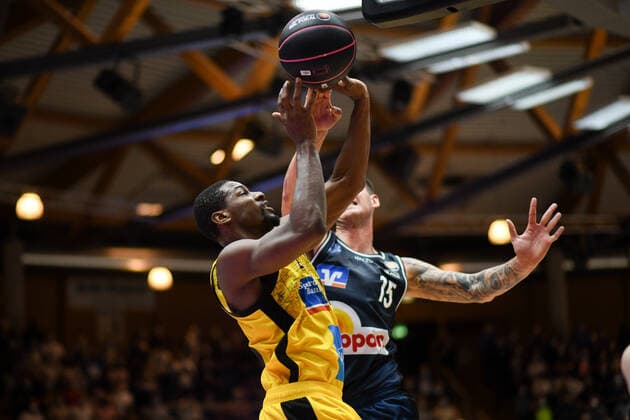Yorman Polas Bartolo MHP Riesen Ludwigsburg at the basket against Bogdan Radosavljevic Merlins Crailsheim , GER, HAKRO Merlins Crailsheim vs MHP Riesen Ludwigsburg, 02 10 2021, Round of 16 BBL Cup, Season 2021 2022 GER, HAKRO Merlins Crailsheim vs MHP Riesen Ludwigsburg, 02 10 2021, Round of 16 BBL Cup, Season 2021 2022 Crailsheim Copyright: xEibner MichaelxMemmlerx EP_MMR