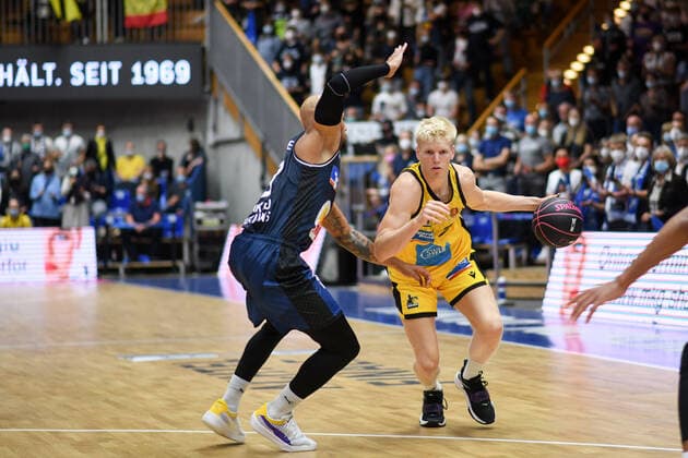 Jacob Patrick MHP Riesen Ludwigsburg in a duel with Maurice Stuckey Merlins Crailsheim , GER, HAKRO Merlins Crailsheim vs MHP Riesen Ludwigsburg, 02 10 2021, Round of 16 BBL Cup, Season 2021 2022 GER, HAKRO Merlins Crailsheim vs MHP Riesen Ludwigsburg, 02 10 2021, Round of 16 BBL Cup, Season 2021 2022 Crailsheim Copyright: xEibner MichaelxMemmlerx EP_MMR