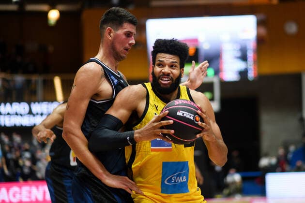 Yoeli Childs MHP Riesen Ludwigsburg in a duel with Bogdan Radosavljevic Merlins Crailsheim , GER, HAKRO Merlins Crailsheim vs MHP Riesen Ludwigsburg, 02 10 2021, Round of 16 BBL Cup, Season 2021 2022 GER, HAKRO Merlins Crailsheim vs MHP Riesen Ludwigsburg, 02 10 2021, Round of 16 BBL Cup, Season 2021 2022 Crailsheim Copyright: xEibner MichaelxMemmlerx EP_MMR