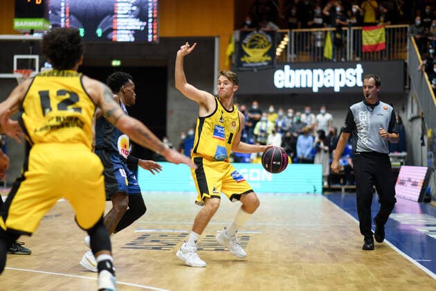 Jordan Hulls MHP Riesen Ludwigsburg on the ball gives instructions, GER, HAKRO Merlins Crailsheim vs MHP Riesen Ludwigsburg, 02 10 2021, Round of 16 BBL Cup, Season 2021 2022 GER, HAKRO Merlins Crailsheim vs MHP Riesen Ludwigsburg, 02 10 2021, Round of 16 BBL Cup, Season 2021 2022 Crailsheim Copyright: xEibner MichaelxMemmlerx EP_MMR