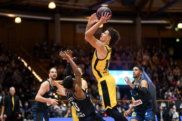 Jonah Radebaugh MHP Riesen Ludwigsburg at the basket against T J Shorts Merlins Crailsheim , GER, HAKRO Merlins Crailsheim vs MHP Riesen Ludwigsburg, 02 10 2021, Round of 16 BBL Pokal, Spielzeit 2021 2022 GER, HAKRO Merlins Crailsheim vs MHP Riesen Ludwigsburg, 02 10 2021, Round of 16 BBL Pokal, Spielzeit 2021 2022 Crailsheim Copyright: xEibner MichaelxMemmlerx EP_MMR