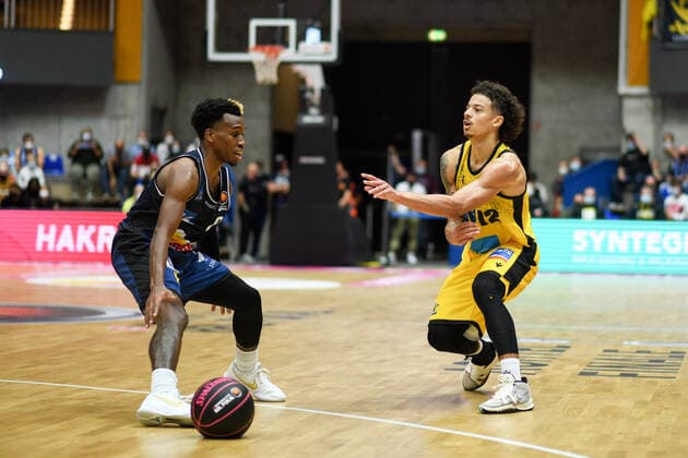 Jonah Radebaugh MHP Riesen Ludwigsburg in a duel with T J Shorts Merlins Crailsheim , GER, HAKRO Merlins Crailsheim vs MHP Riesen Ludwigsburg, 02 10 2021, Round of 16 BBL Pokal, Spielzeit 2021 2022 GER, HAKRO Merlins Crailsheim vs MHP Riesen Ludwigsburg, 02 10 2021, Round of 16 BBL Pokal, Spielzeit 2021 2022 Crailsheim Copyright: xEibner MichaelxMemmlerx EP_MMR