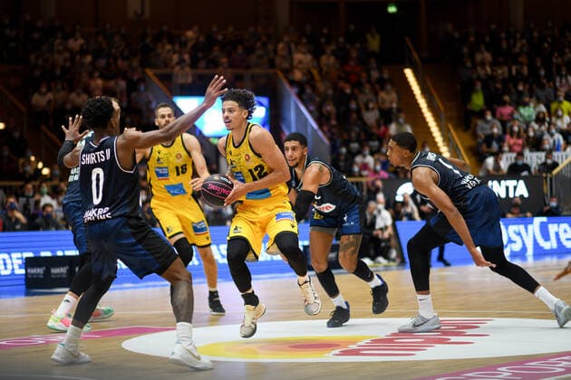 Jonah Radebaugh MHP Riesen Ludwigsburg in a duel with T J Shorts Merlins Crailsheim , Jared Savage Merlins Crailsheim , Jaren Lewis Merlins Crailsheim , GER, HAKRO Merlins Crailsheim vs MHP Riesen Ludwigsburg, 02 10 2021, Round of 16 BBL Pokal, Season 2021 2022 GER, HAKRO Merlins Crailsheim vs MHP Riesen Ludwigsburg, 02 10 2021, Round of 16 BBL Pokal, Season 2021 2022 Crailsheim Copyright: xEibner MichaelxMemmlerx EP_MMR