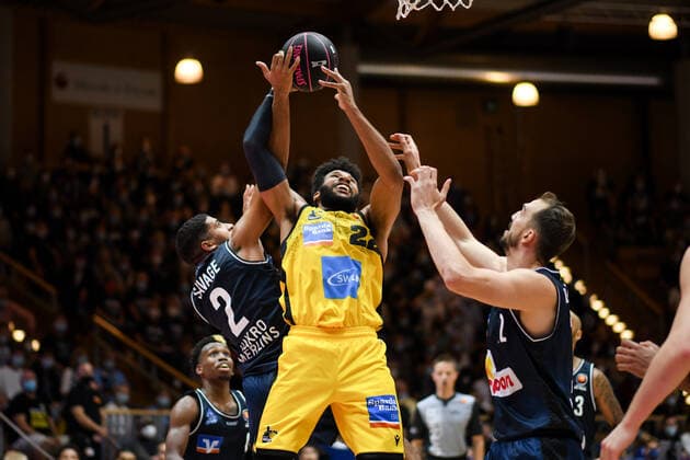 Yoeli Childs MHP Riesen Ludwigsburg at the basket against Jared Savage Merlins Crailsheim and Dejan Kovacevic Merlins Crailsheim , GER, HAKRO Merlins Crailsheim vs MHP Riesen Ludwigsburg, 02 10 2021, Round of 16 BBL Pokal, Season 2021 2022 GER, HAKRO Merlins Crailsheim vs MHP Riesen Ludwigsburg, 02 10 2021, Round of 16 BBL Pokal, Season 2021 2022 Crailsheim Copyright: xEibner MichaelxMemmlerx EP_MMR